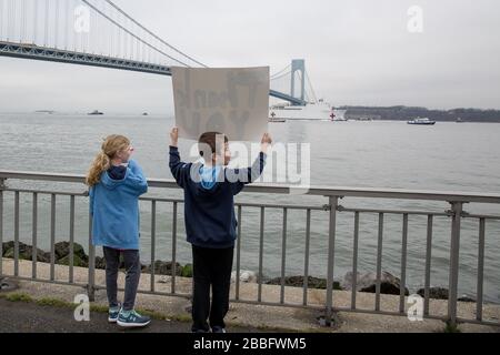 New York, NY, Stati Uniti. 30th Mar, 2020. USNS Comfort attraversa sotto il ponte Verrazzano a Brooklyn e circa per USNS Comfort arriva a New York per aiutare l'ospedale con pazienti non-Coronavirus, New York, NY 30 marzo 2020. Credit: Mark Doyle/Everett Collection/Alamy Live News Foto Stock