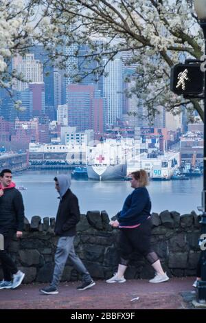 USNS Comfort U.S. Navy Hospital Ship attraccato a New York City Pier 90 pronto a prendere nuovi pazienti mentre NYC è in quarantena e aiuto sollievo Foto Stock