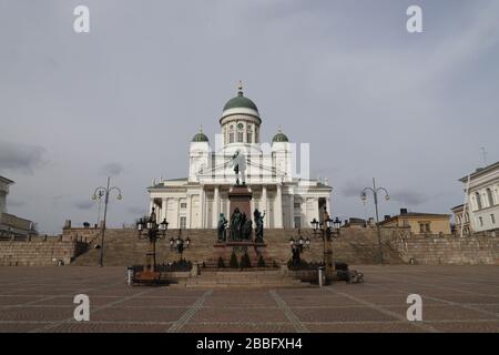 (200331) -- HELSINKI, 31 marzo 2020 (Xinhua) -- Foto scattata il 31 marzo mostra la Cattedrale di Helsinki a Helsinki, Finlandia. A partire da lunedì, i casi di coronavirus in Finlandia si attestavano a 1.313 morti, secondo l'Istituto finlandese per la salute e il benessere (THL). (Xinhua/Zhu Haochen) Foto Stock