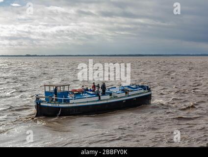 Hull, humberside, Inghilterra, Regno Unito, 13/10/2017 - una chiatta con passeggeri in un viaggio sul fiume Humber. Foto Stock