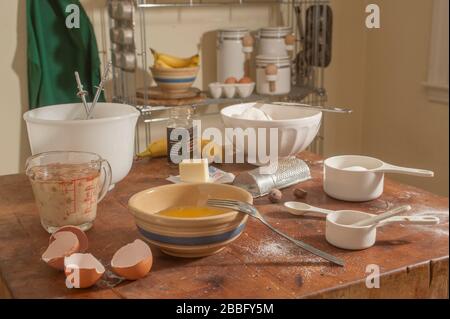 Ingredienti per fare pane di banana sul blocco macellaio in cucina. Foto Stock