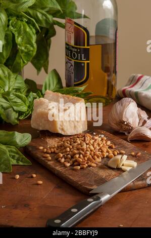 Ingredienti assemblati per la preparazione del pesto. Foto Stock