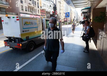 Passanti durante l'isolamento sociale obbligatorio a Buenos Aires Foto Stock