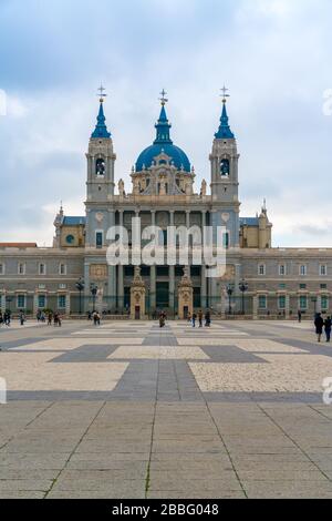 Madrid, Spagna - 13 febbraio 2020: La Cattedrale dell'Almudena è la cattedrale di Madrid, Spagna. E' una delle attrazioni della citta'. Foto Stock