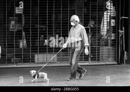 Passanti durante l'isolamento sociale obbligatorio a Buenos Aires Foto Stock