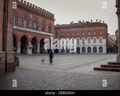 Vita quotidiana in quarantena a Cremona, Lombardia, Italia durante il covid19 pandemy. Epidemia mondiale di coronavirus. Foto Stock