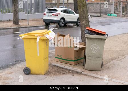 Madrid, Spagna - 17 febbraio 2020: Cestini colorati in strada Foto Stock