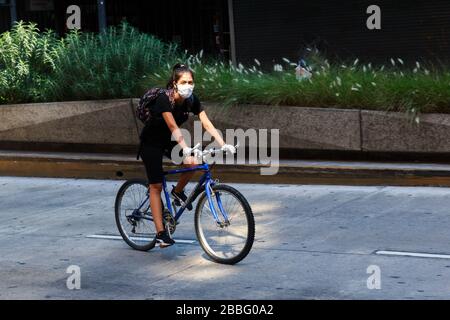 Passanti durante l'isolamento sociale obbligatorio a Buenos Aires Foto Stock