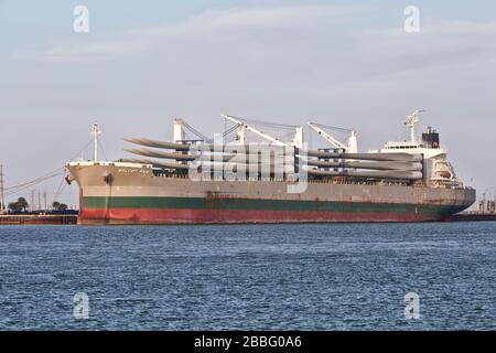 Pale di Propeller della turbina eolica gigante che si preparano per scaricare dal freighter, luce pm, Port Aransas, Texas. Foto Stock