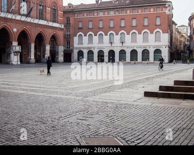 Vita quotidiana in quarantena a Cremona, Lombardia, Italia durante il covid19 pandemy. Epidemia mondiale di coronavirus. Foto Stock