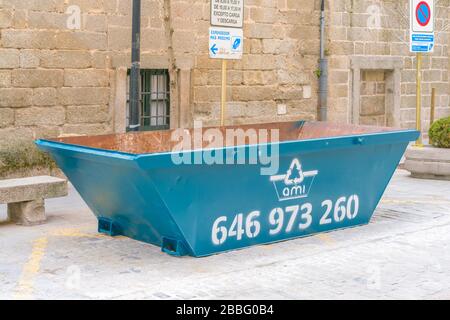 Madrid, Spagna - 18 febbraio 2020: Cestini colorati in strada Foto Stock