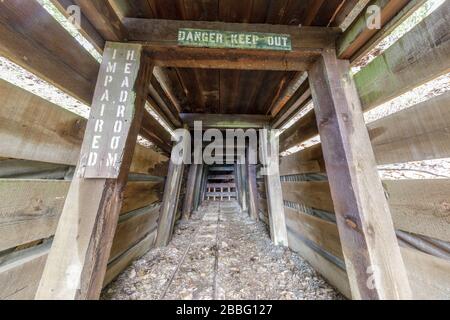 Ingresso alla miniera di San Cristobal, una vecchia miniera di mercurio abbandonata, nel Parco della contea di Almaden Quicksilver Foto Stock