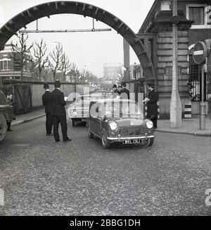 Anni '1970, storici poliziotti britannici che distribuiscono informazioni al traffico automobilistico uscendo dal Blackwall Tunnel, un paio di tunnel stradali sotto il Tamigi nella zona est di Londra, Inghilterra, Regno Unito. I tunnel collegano il London Borough of Tower Hamlets con il Royal Borough di Greenwich. Il primo tunnel fu aperto nel 1897, creato per il traffico trainato da cavalli. La crescita del traffico automobilistico ha visto l'apertura di un secondo tunnel nel 1967. Foto Stock