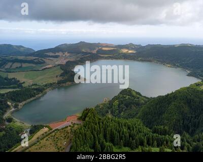 Veduta aerea della splendida laguna di Furnas nelle isole Azzorre. Drone vista orizzontale con le linee e le texture in background. Vista superiore del vulcanico cra Foto Stock