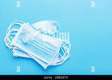 Kit di protezione del viso medico chirurgo per lavoratore medico, medico infermiere. Maschera protettiva chirurgica per il viso, occhiali di protezione. Protezione prevenzione infezione virale Foto Stock