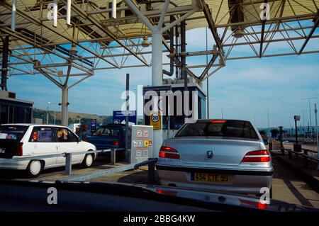 Cabine a pagamento per il terminal del tunnel Euro di Folkestone Kent Foto Stock