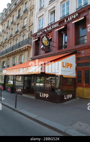 CORONAVIRUS: CAFFÈ CHIUSO, SEDIE CONFINATE PARIGI Foto Stock