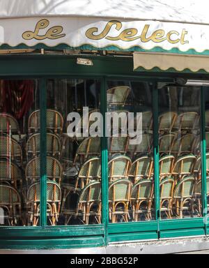 CORONAVIRUS: CAFFÈ CHIUSO, SEDIE CONFINATE PARIGI Foto Stock