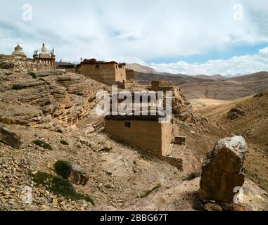 Villaggio isolato di case tradizionali e Stupa buddista che domina valle e Himalaya in estate a Tashigong, Himachal Pradesh, India. Foto Stock