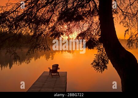 Sedia sul molo, lago di Lione, Whiteshell Provincial Park, Manitoba, Canada Foto Stock