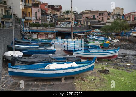 Barche in attesa per l'estate con il tempo migliore Foto Stock