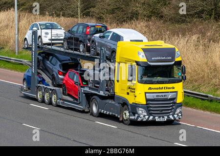 Arnold Clarke; autocarri per la consegna del trasporto HGV, autocarro, trasporto, autocarro, autocarro, autocarro, veicolo DAF, industria europea dei trasporti commerciali, M61 a Manchester, Regno Unito Foto Stock