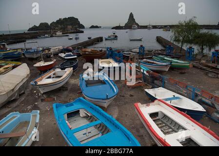 Barche in attesa per l'estate con il tempo migliore Foto Stock