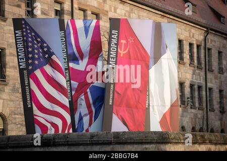 31 marzo 2020, Baviera, Norimberga: "Nuremberg Trials Memorium" è scritto in quattro lingue diverse su quattro pannelli all'ingresso del museo "torio Nuremberg Trials" presso il Tribunale distrettuale di Norimberga-Fürth. Dopo la fine della seconda guerra mondiale, il mondo guardava sul corteggiamento 600. Fino al 1949, i processi di Norimberga hanno avuto luogo nel tribunale della giuria di oggi. Gli Alleati volevano rendere giustizia ai criminali di guerra e all'élite dello stato nazista. Foto: Daniel Karmann/dpa Foto Stock