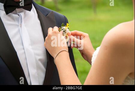 questo è un esempio di foto di capelli stile per spose. ci sono un sacco di cerchi sui capelli biondi. sposa è già indossare il suo abito e stare in piedi su un parco Foto Stock