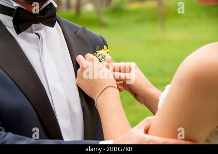 questo è un esempio di foto di capelli stile per spose. ci sono un sacco di cerchi sui capelli biondi. sposa è già indossare il suo abito e stare in piedi su un parco Foto Stock