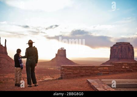 Parranger parking con un giovane ragazzo in un parco nazionale Foto Stock