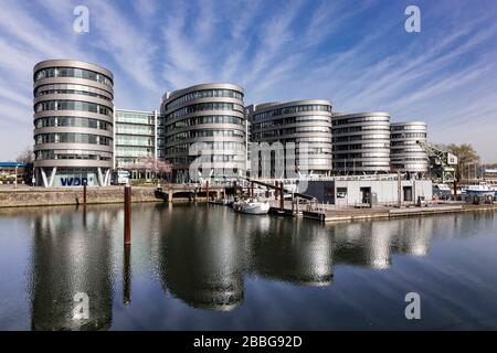 Marina Duisburg, il porto turistico nel porto interno di fronte alle cinque barche con il WDR Studio, Gastronomie e Novita BKK Foto Stock