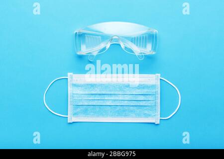 Kit di protezione del viso medico chirurgo per lavoratore medico, medico infermiere. Maschera protettiva per viso chirurgico, occhiali, occhiali. Prevenzione dell'infezione virale Foto Stock