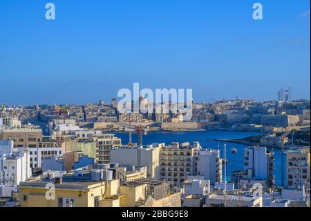 Vista sulla Valletta Skyline che si affaccia sul porto dalla città di Sliema a Malta. Foto Stock