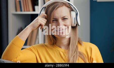 Donna felice che indossa le cuffie ritratto Foto Stock