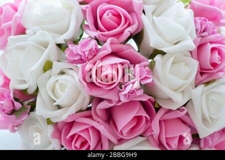 Bouquet fatto a mano per la sposa. Principalmente bouquet è stato creato con rose bianche e blu. I fiori sembrano perfetti. Foto Stock