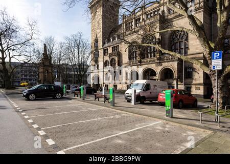 Parcheggio di fronte al municipio di Duisburg con punti di ricarica elettrici. Foto Stock