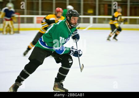 Uomo medio adulto che gioca in una partita di hockey Foto Stock