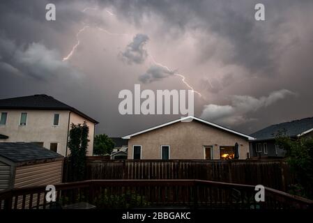 Tempesta con lampi fulmini sopra le case nel mio cortile a Winnipeg, Manitoba, Canada Foto Stock