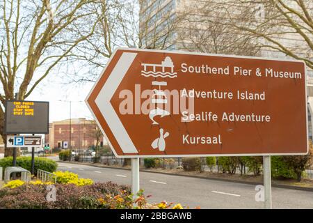 L'insegna turistica a Southend-on-Sea indica il molo, Adventure Island, Sealife Adventure e Kursaal. La scheda digitale avverte: Parcheggio chiuso. Foto Stock