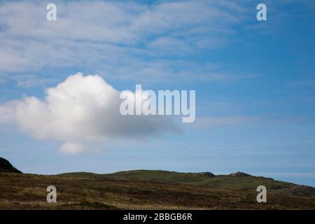 Pen y Castell dal sentiero che conduce a Llyn Eigiau Serbatoio sotto Carnedd Llewelyn sopra la Conwy Valley Snowdonia North Galles Foto Stock