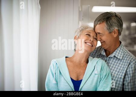 Affettuosa Coppia matura condividono un amorevole momento insieme. Foto Stock