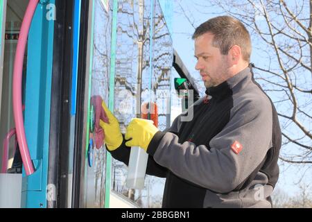 25 marzo 2020, Sassonia-Anhalt, Magdeburg: Matthias Pötter, specialista delle pulizie di Magdeburger Verkehrsbetriebe (MVB) disinfetta fino a sei tram all'ora al capolinea Neu Olvenstedt. Foto: Peter Gercke/dpa-Zentralbild/ZB Foto Stock