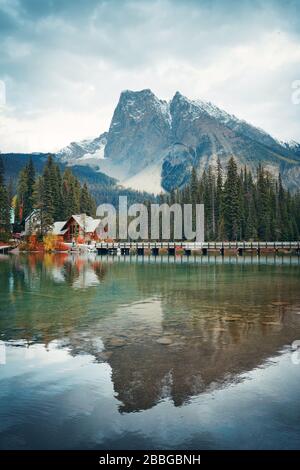Il Lago di Smeraldo con riflessi nel Parco Nazionale di Yoho Canada Foto Stock