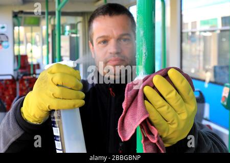 25 marzo 2020, Sassonia-Anhalt, Magdeburg: Matthias Pötter, specialista delle pulizie di Magdeburger Verkehrsbetriebe (MVB) disinfetta fino a sei tram all'ora al capolinea Neu Olvenstedt. Foto: Peter Gercke/dpa-Zentralbild/ZB Foto Stock