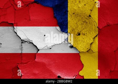 Bandiere di Austria e Romania dipinte su pareti incrinate Foto Stock