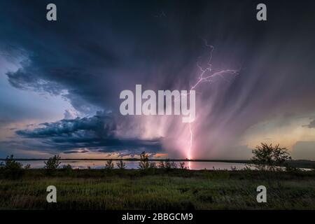 Tempesta con fulmine che riflette il lago nella rurale North Dakota Stati Uniti Foto Stock