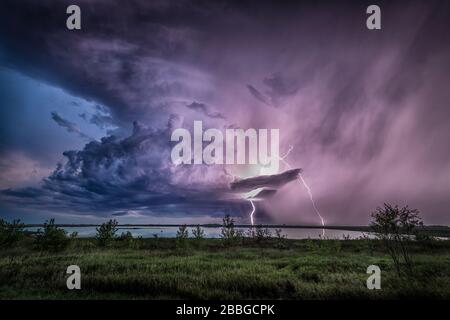 Tempesta con fulmine che riflette il lago nella rurale North Dakota Stati Uniti Foto Stock