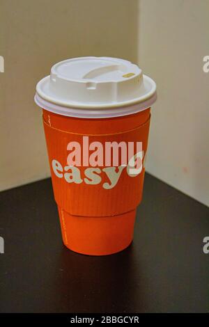 Una tazza da caffè in carta usa e getta con coperchio del marchio easyCoffee. Da un easyHotel a Newcastle upon Tyne, Regno Unito. Settembre 2018. Foto Stock