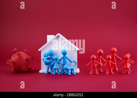 Concetto di soggiorno di casa. Quarantena domestica. Concetto di focolaio di coronavirus. Pandemia di coronavirus. Concetto di famiglia. Foto Stock